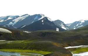 Trekking przez szlaki turystyczne i tęczowe góry Landmannalaugar na Islandii