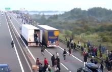 Calais: ciężarówka przejechała 30-letnią Syryjkę, a inni imigranci...