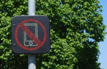 Yntelygentne znaki drogowe wykryją korzystanie z telefonu w trakcie jazdy.