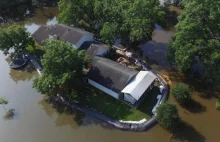 Mężczyzna w Teksasie chroni swój dom przed powodzią