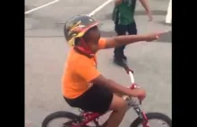 Mały afroamerykanin jedzie na rowerze