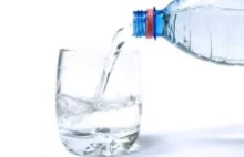 Koniec mitu ośmiu szklanek wody dziennie