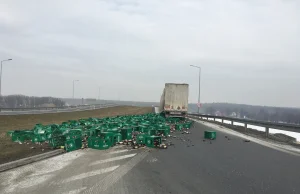 Ładunek piwa zatarasował zjazd z autostrady A4