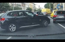 Niemiecki kierowca blokuje pas ruchu na kilka minut