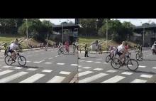 Rowerzysta wyjeżdża ze ścieżki rowerowej pod koła kolarzy Tour de Pologne