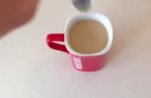 Co się stanie jeśli zamieszamy kawę w kubku z Nescafe?