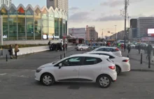 Dziki parking przed Rotundą. Kierowcy zastawili chodnik i drogę pożarową.