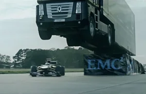 Ciężarówka skacząca nad bolidem Formuły 1?