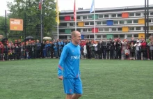 Reprezentacja Holandii bierze udział w otwarciu boiska dla szkoły podstawowej