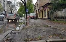 Jak wyglądają remonty w Krakowie? Reporter próbuje przejść na drugą stronę drogi