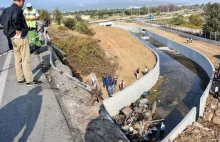 Ciężarówka z migrantami spadła z autostrady. 19 osób nie żyje