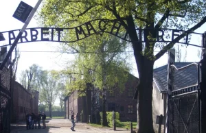 Ofiara i kat z Auschwitz w jednej celi śmierci.