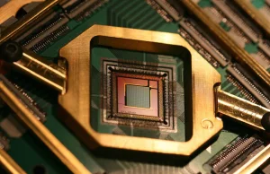 Komputer kwantowy D-Wave z 5 tys. kubitów trafił do Los Alamos.