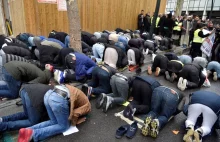 Francuzi śpiewają Marsyliankę aby przeszkodzić muzułmanom modlącym się na ulicy