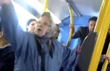 "Jesteś ch**em" - wyzwała chłopaka w autobusie. Gdy wstał, by jej ustąpić,...