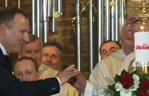 Prezes TVP Jacek Kurski dostał pierścień od biskupa i poszedł na mecz