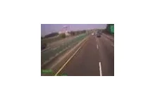 Szalony autobus niszczy wszystko na swojej drodze ! [VIDEO]