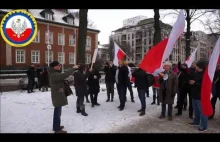 Sztokholmski KOD promowany przez NGP ma polską flagę w...