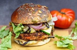 Zakaz używania nazw „burger”, „kiełbaski” w odniesieniu do dań wegetariańskich