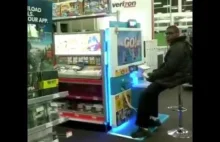 Pracownicy Best Buy kupują konsolę WiiU dzieciakowi codzień grającemu w sklepie