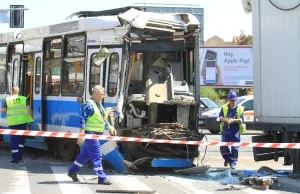 Wypadek tramwaju z ciężarówką na Żmigrodzkiej. Dwanaście osób rannych...