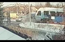 Wypadek na przejeździe w Rzeszowie. Nagranie z monitoringu