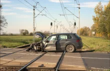 Brzeg: Samochód osobowy zderzył się z pociągiem.