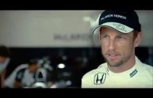 Jenson Button przejeżdża bolidem F1 przez szparę o szerokości 240cm.