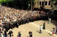 Gruzińscy duchowni udaremnili paradę równości (zamiast zbierać zboże).