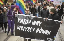 Wydali książkę o "leczeniu homoseksualistów". Polscy geje pukają się w...