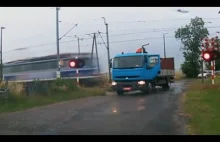 Zderzenie pociągu z ciężarówką na przejeździe kolejowym