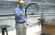 Walter Lewin demonstruje ciekawy eksperyment ze zwykłym kołem
