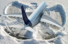 Uziemiony samolot wykonał śnieżnego aniołka