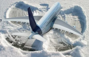 Uziemiony samolot wykonał śnieżnego aniołka
