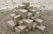 Doskonałe geometryczne rzeźby zrobione z piasku