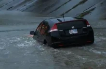 Reporter w trakcie transmisji na żywo ratuje kierowcę z tonącego samochodu