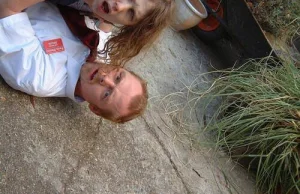[Zdjęcie] Simon Pegg walczący z zombie na planie „Shaun of the Dead”