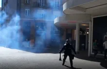 Francja: Policjant sam rozgania tłum protestujących