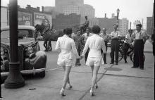 Dwie kobiety po raz pierwszy odsłaniają nogi na ulicy miasta
