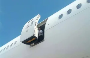 Stewardessa wypadła z samolotu linii Emirates. Nie żyje