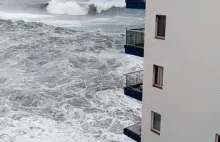 Olbrzymia fala niszczy kilka balkonów na wybrzeżu