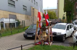 Na warszawskim Ursynowie stanął dzwon smoleński. Mieszkańcy pytają, kto...