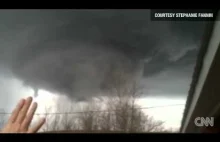 Kobieta w dosyc nietypowy sposób próbuje 'przegonić' tornado.