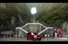 Swietna reklama Range Rovera, i podjazd po schodach do bramy nieba