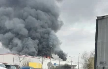 Kłęby dymu nad Warszawą. Płonie hala w dzielnicy Włochy