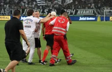 Sturm Graz - AEK Larnaca. Sędzie trafiony w głowę butelką, rzuconą z trybun!