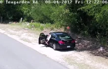 Facet porzuca swojego psa przy drodze
