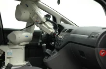 Testowanie jakości wnętrz samochodów za pomocą robota