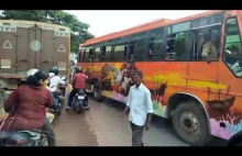 Karetka pogotowia próbuje przejechać przez zatłoczoną drogę w Indiach