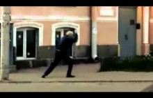 Pijany mistrz pokazuje kungfu na ulicy